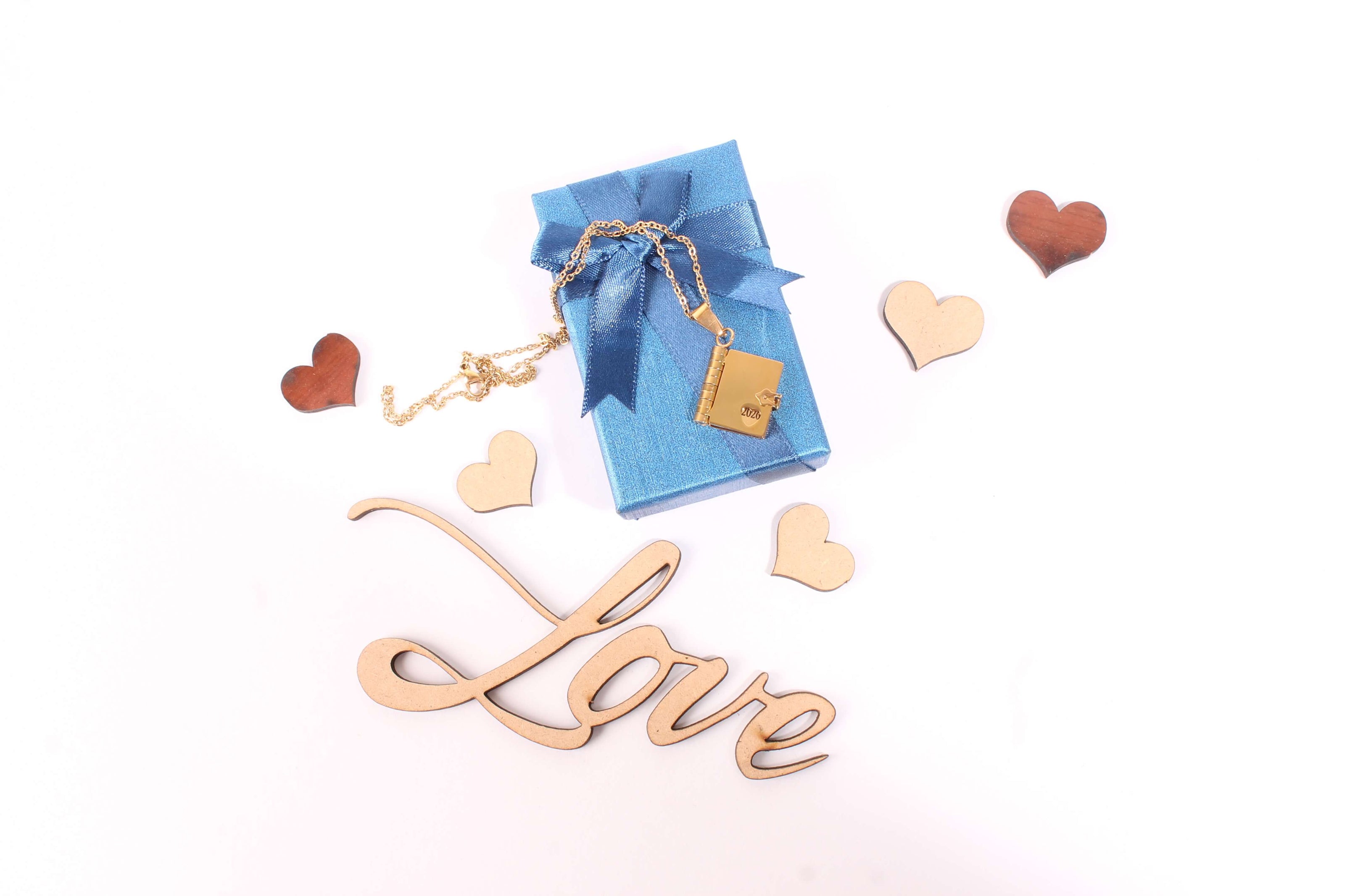 Relicario libro dorado personalizado con cadena y caja de regalo azul — Express Creativo Colombia