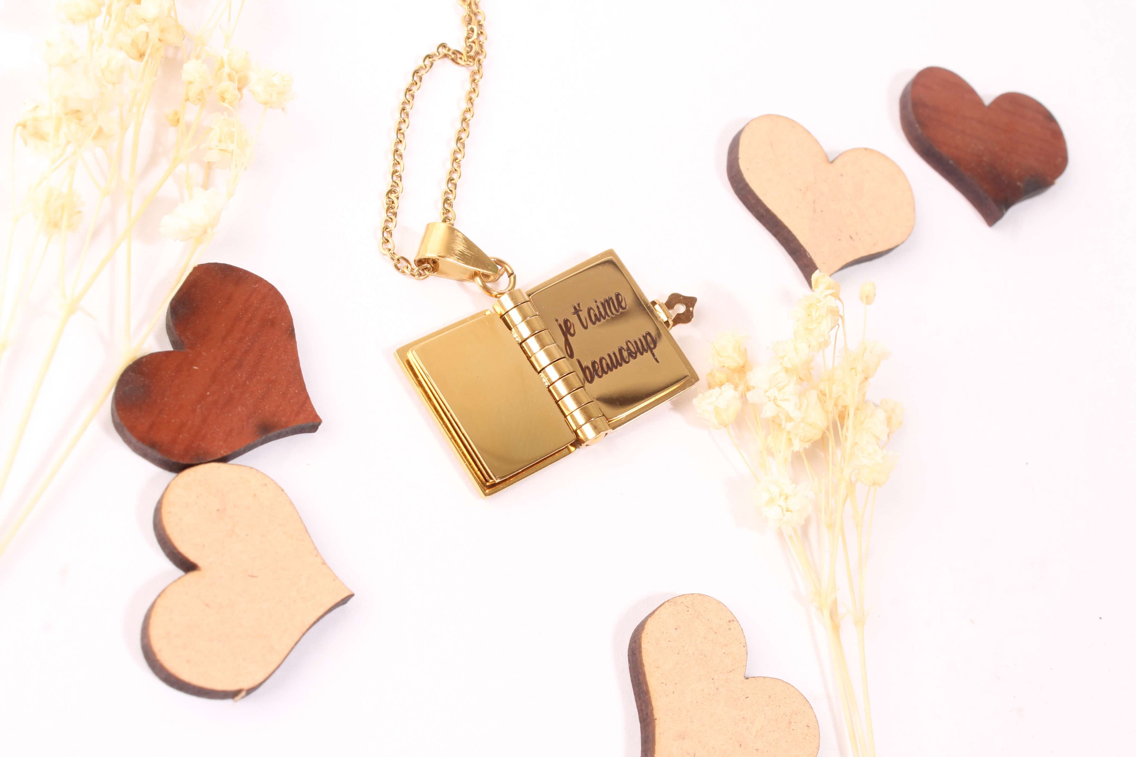 dije-libro-dorado-personalizado-cadena-letras