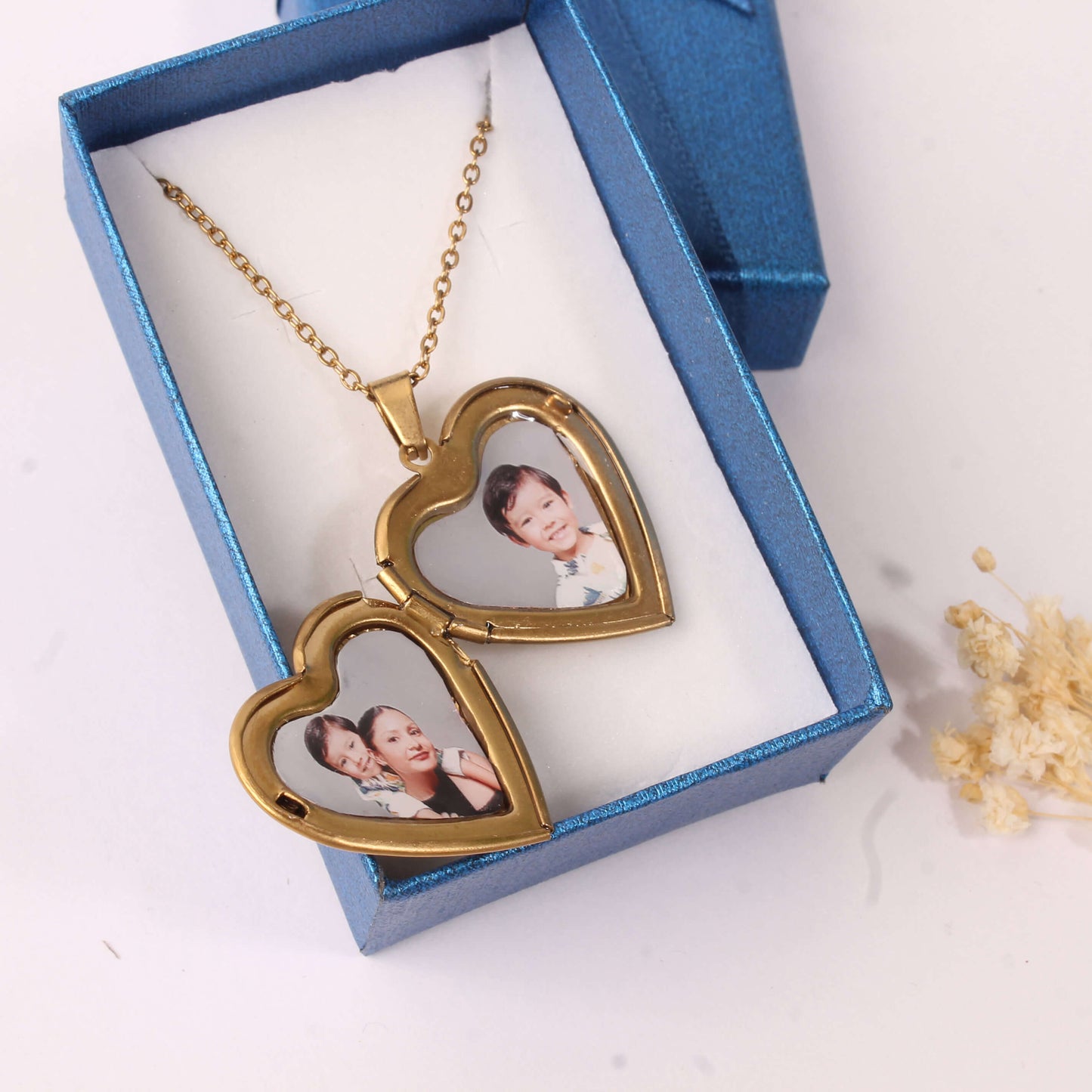 Relicario Corazón Dorado con Foto Personalizada — 2 Fotos