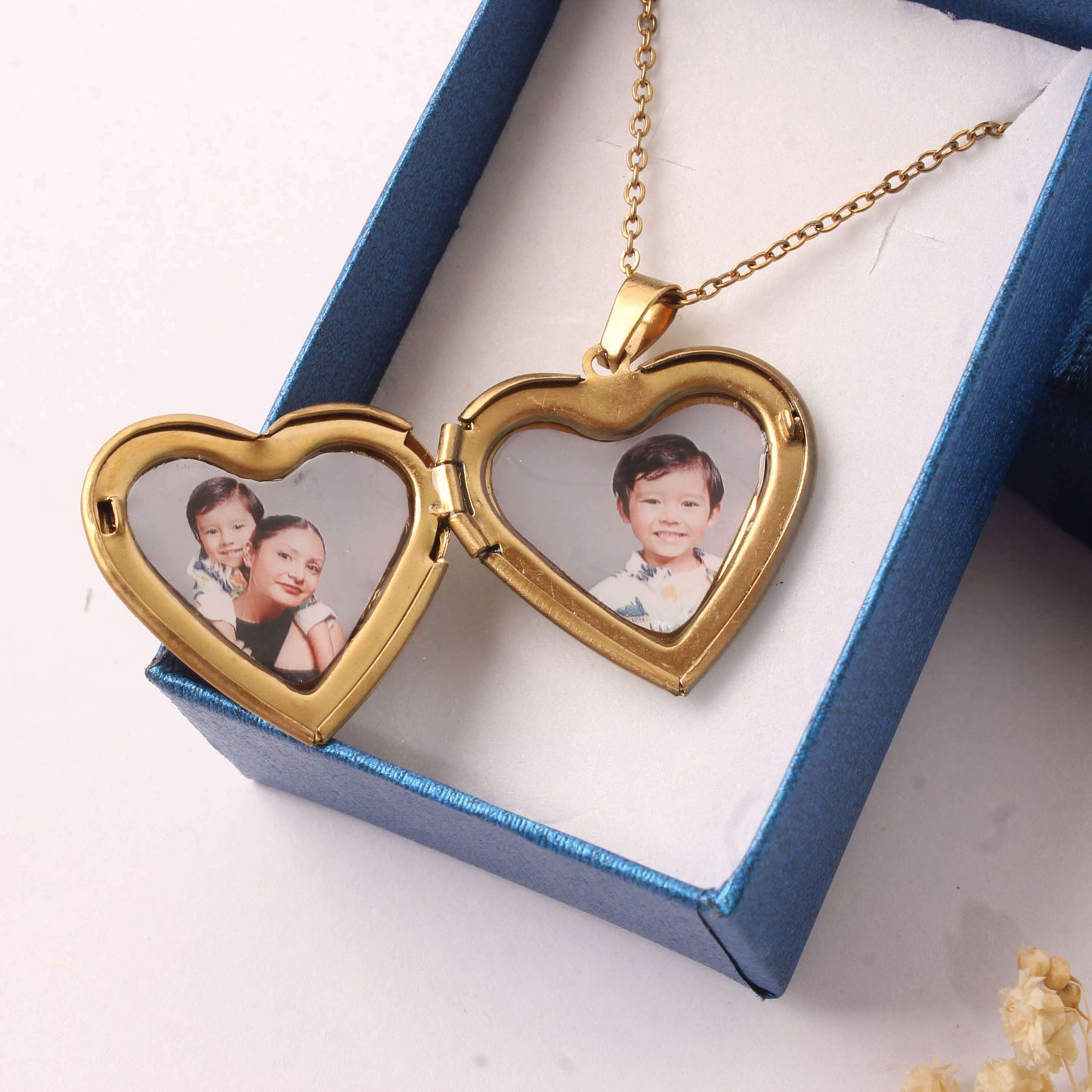 Relicario Corazón Dorado con Foto Personalizada — 2 Fotos