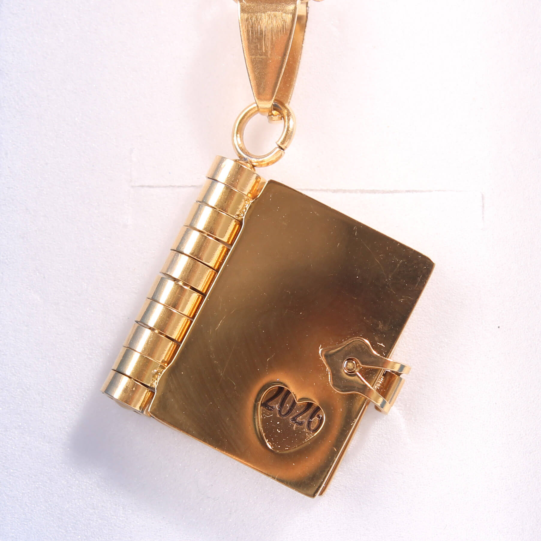 Dije libro dorado en acero inoxidable con cadena — relicario personalizado Express Creativo Colombia